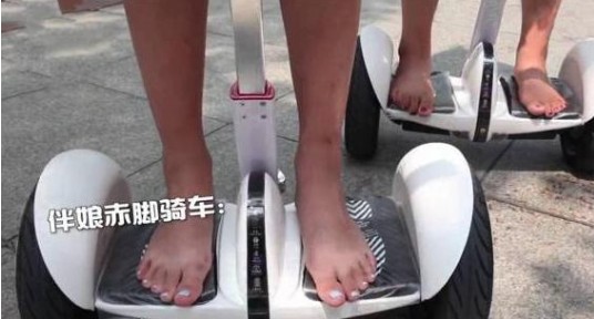 為了省錢(qián)這對(duì)新人，租平衡車(chē)接親，帶兩排保安撐場(chǎng)面！
